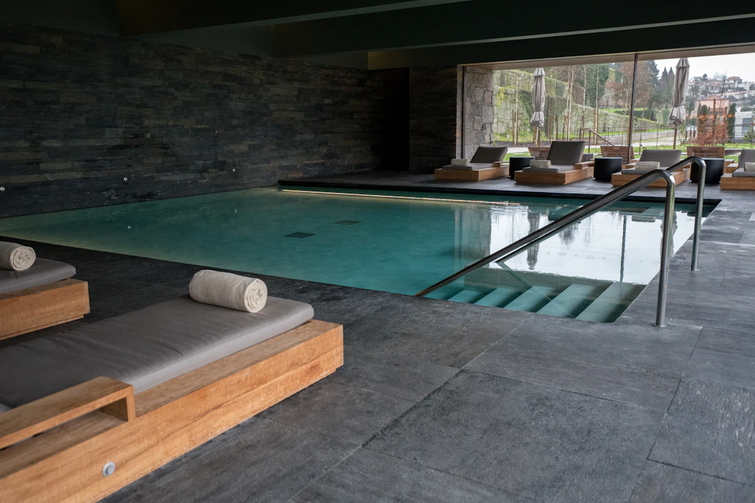 Klidné prostředí wellness bazénu